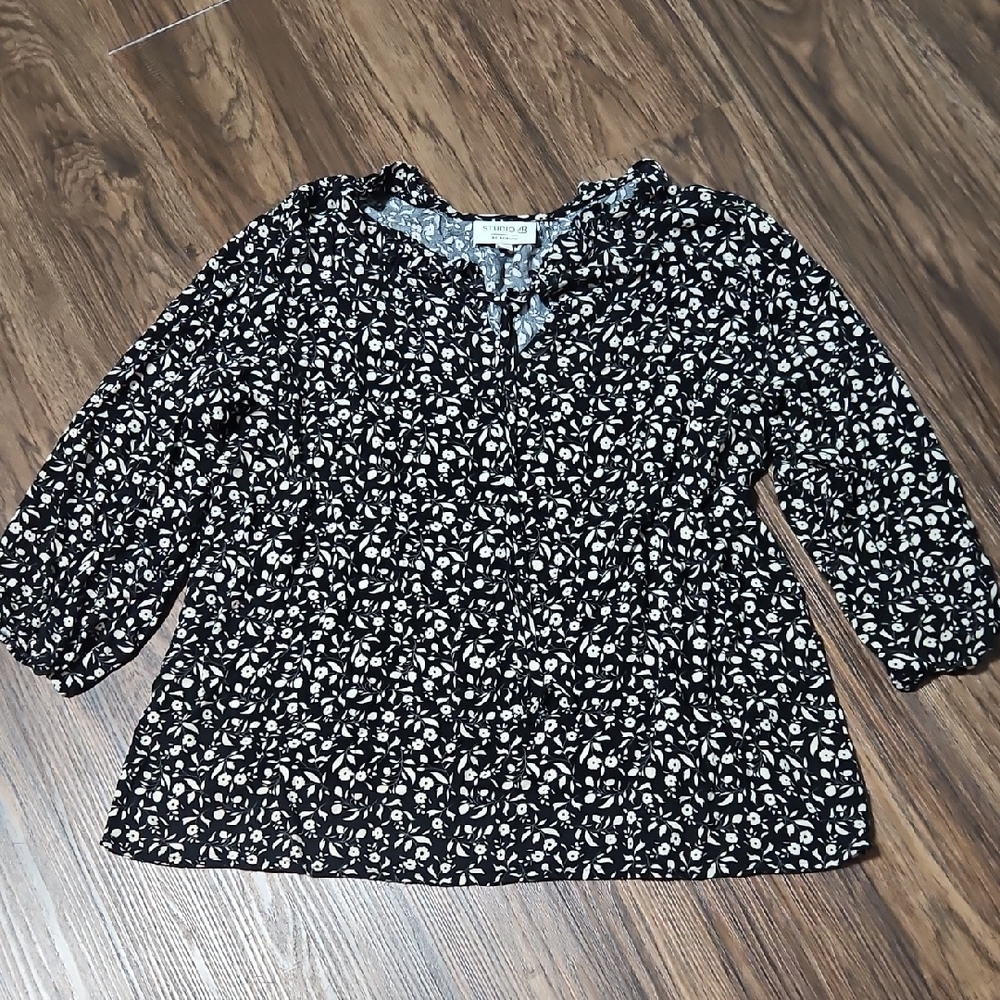 Studio B by Bobeau Black & Cream Floral Boho Blouse Medium